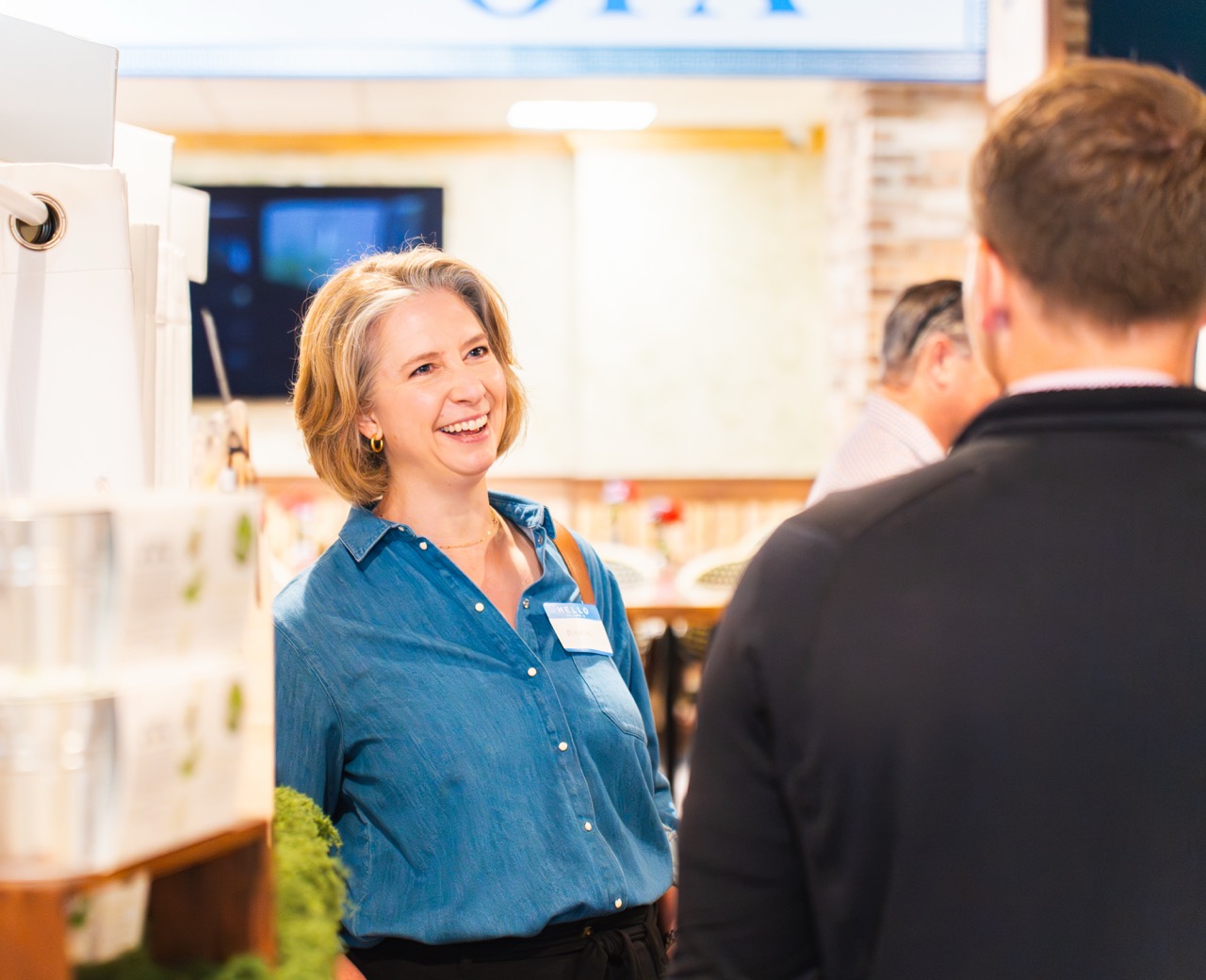 Two Columbus marketers talking over drinks at a meetup